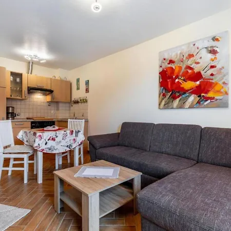 Laura 13 Apartment *